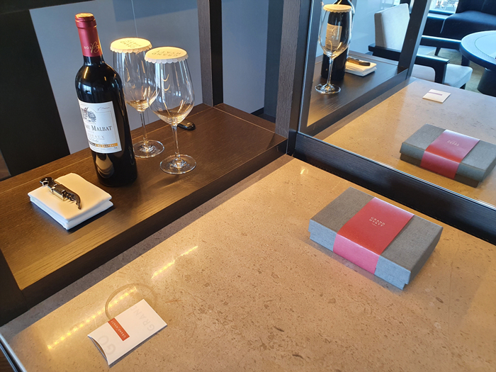 웰컴-와인과-다과