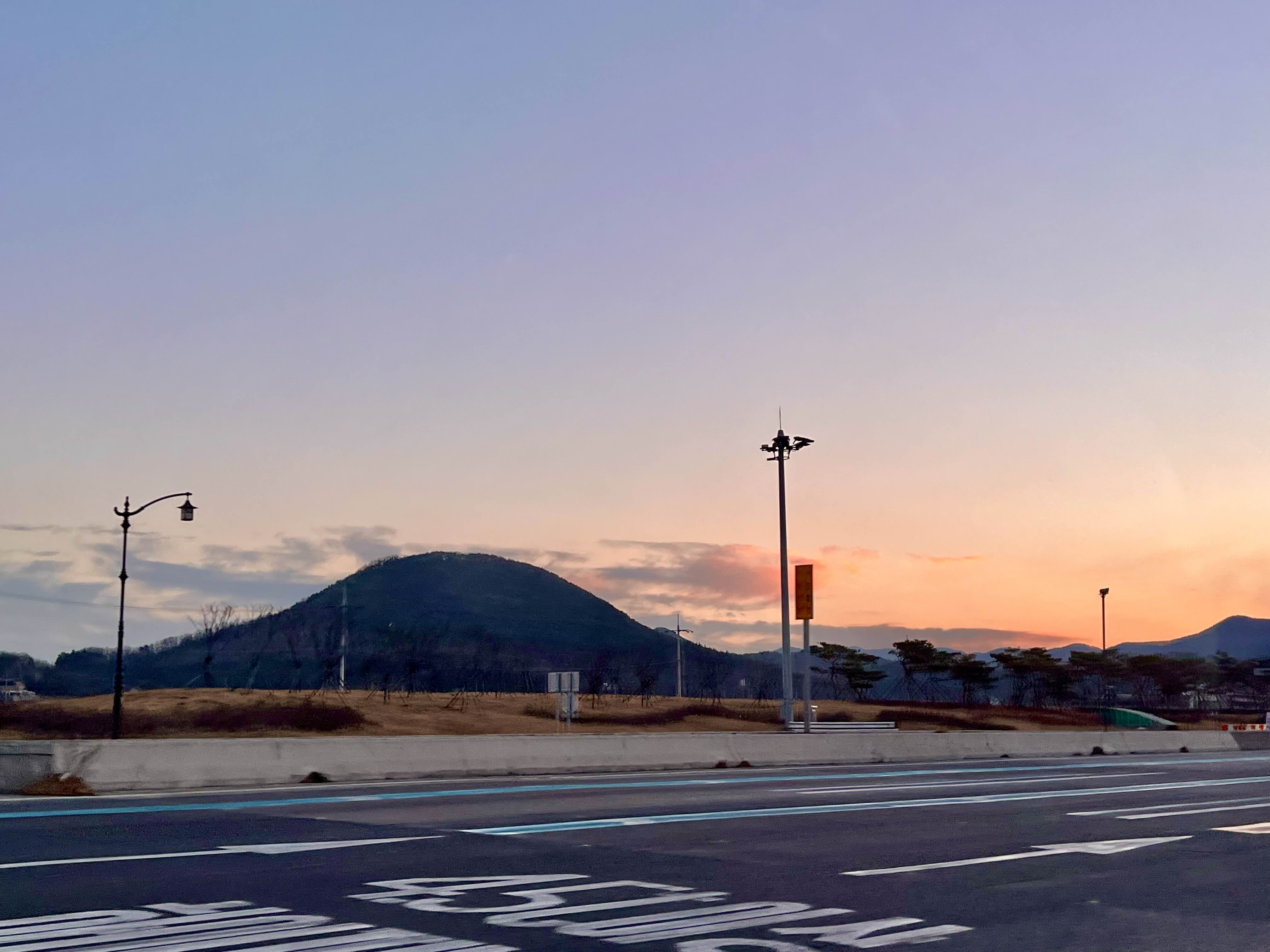 능 사이로 노을지는 경주