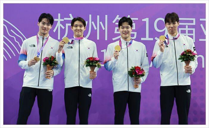 한국 남자 800m 계영 대표팀 황선우, 김우민, 이호준, 양재훈 선수 항저우 아시안게임 금메달 시상식 모습
