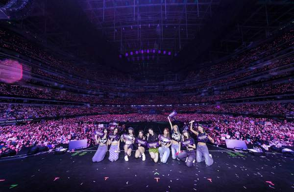 트와이스 북미 투어 55만 관객 돌파! K-팝 걸그룹 역대 최다 기록 및 일본 국립경기장 최초 입성 총정리