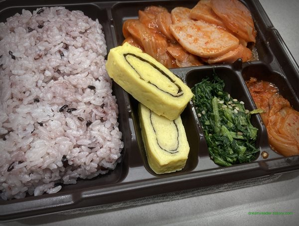 GS25 편의점 혜자로운 집밥 부대볶음 도시락 2023년 6~7월 반찬 구성(계란말이,시금치,볶음김치)