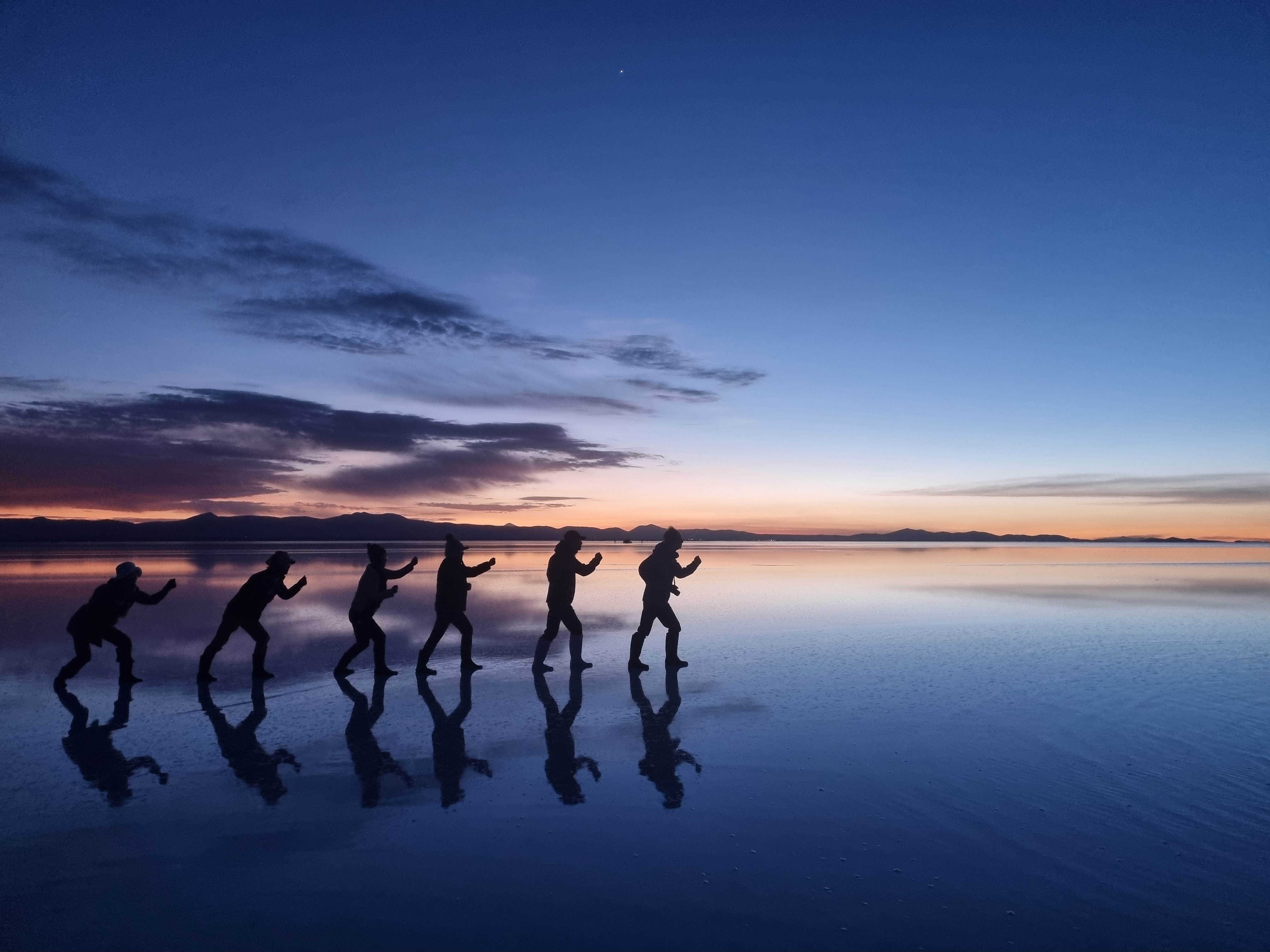 석양이 지는 우유니에서 원근법을 반영한 사진