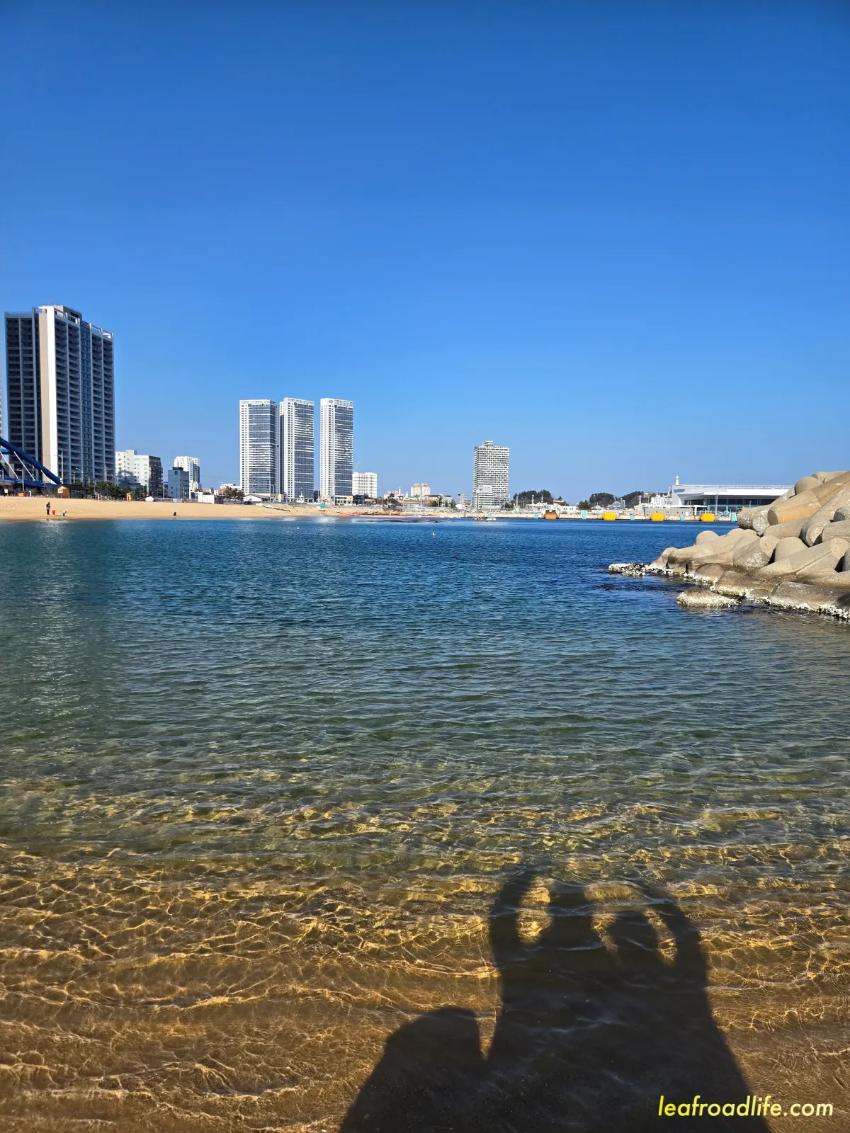 속초-아바이마을-해변가-그림자사진