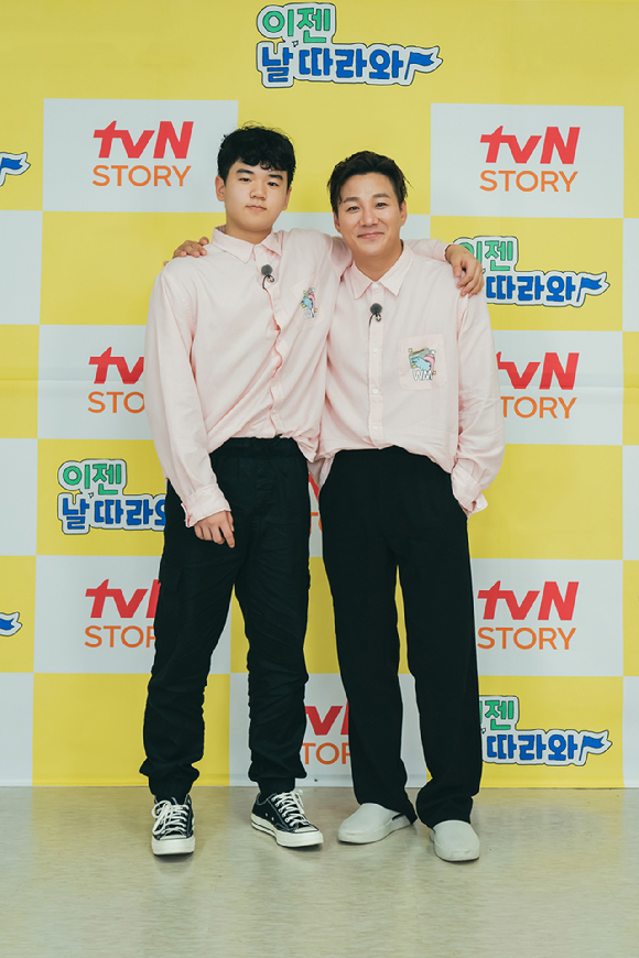 윤민수 윤후 부자가 23일 tvN 새 예능 '이젠 날 따라와' 온라인 제작발표회에서 포즈를 취하고 있다. [사진=tvN]