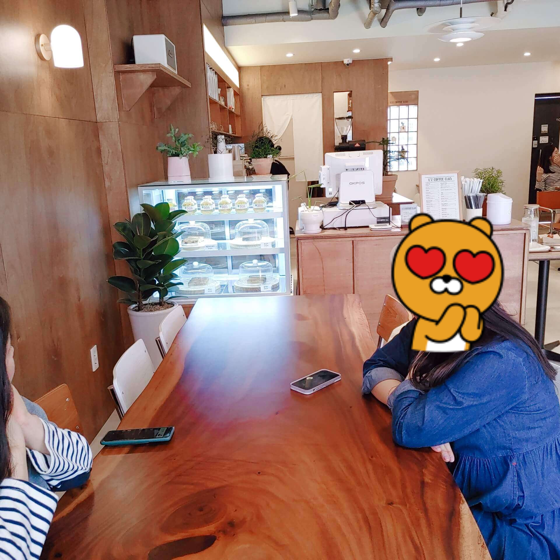 리즈_커피_클럽_실내