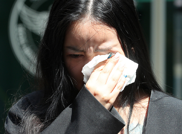 '국정농단 주범' 최서원(개명 전 최순실) 씨 딸 정유라 씨가 수술을 앞둔 최 씨의 건강 상태에 대해 크게 우려했다. 사진은 지난 2022년 5월 4일 오전 서울 종로구 서울경찰청 민원실 앞에서 조국 전 법무부 장관 등 3인에 대한 명예훼손 등의 혐의 고소 취지를 설명하다 눈물을 보이고 있는 정 씨. [사진=뉴시스 ]