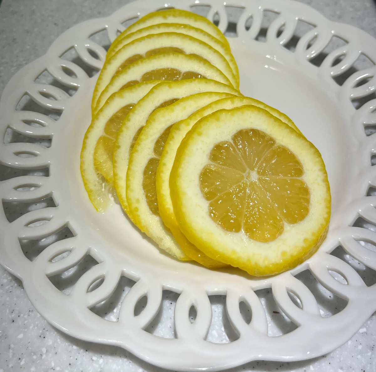 깨끗하게 씻은 후 잘 슬라이스 한 레몬