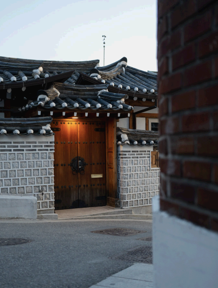 한옥의 돌담과 대문의 사회적 의미 – 담장의 높이가 신분과 재산을 상징했던 이유