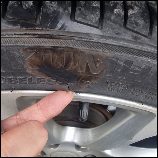 타이어-림부분-찢어짐-마제스티9-도로연석