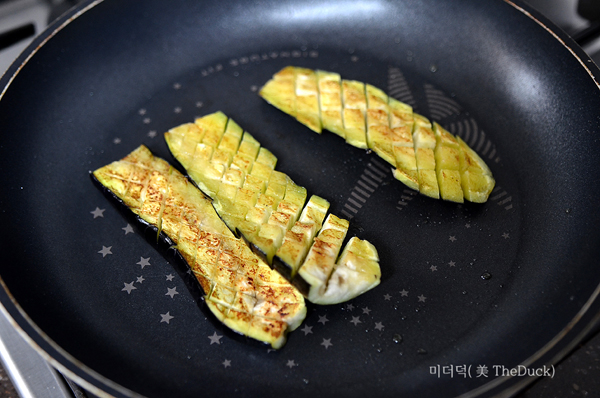 칼집 낸 가지 구워주기