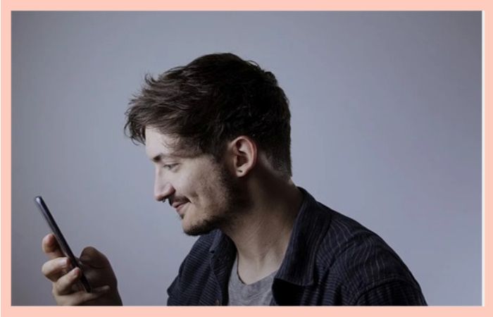 스마트폰을 바라보는 남성의 모습