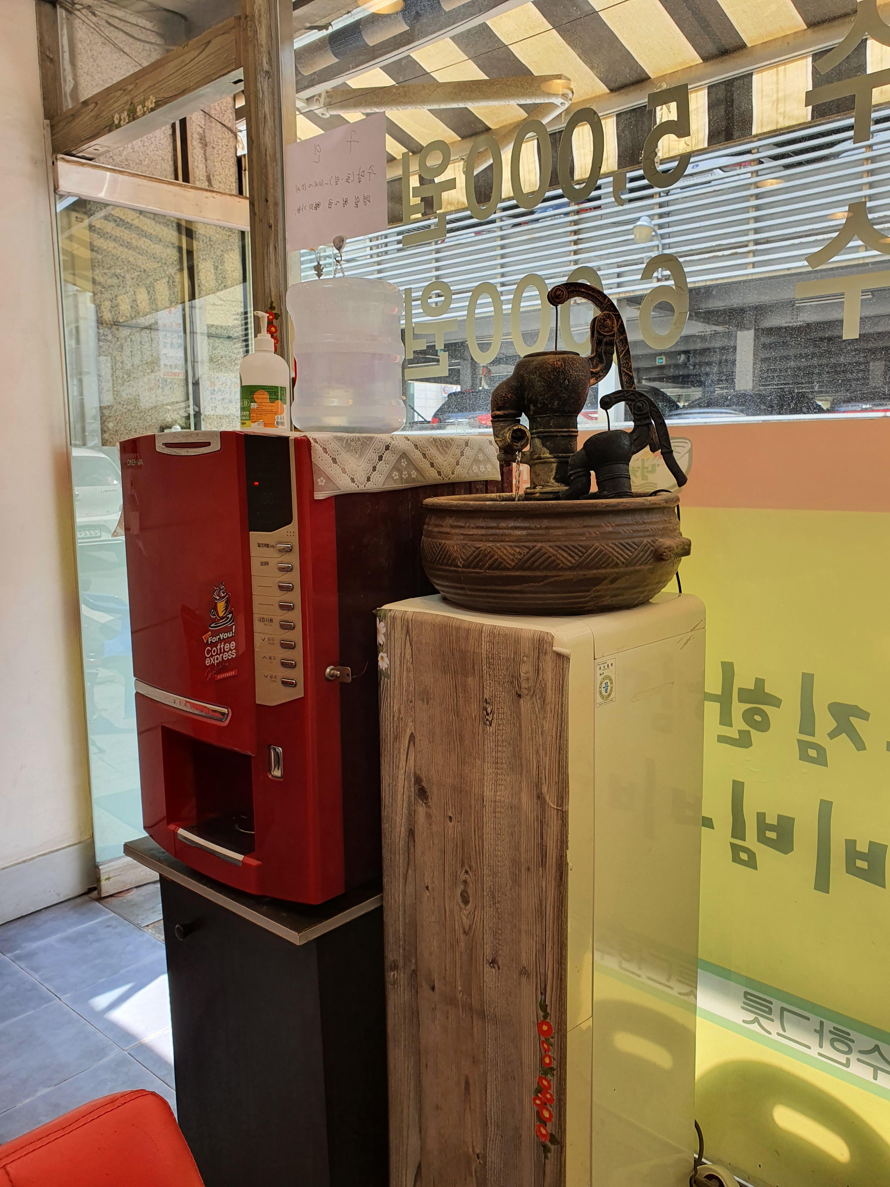 원내동 잔치국수 집 매장 안