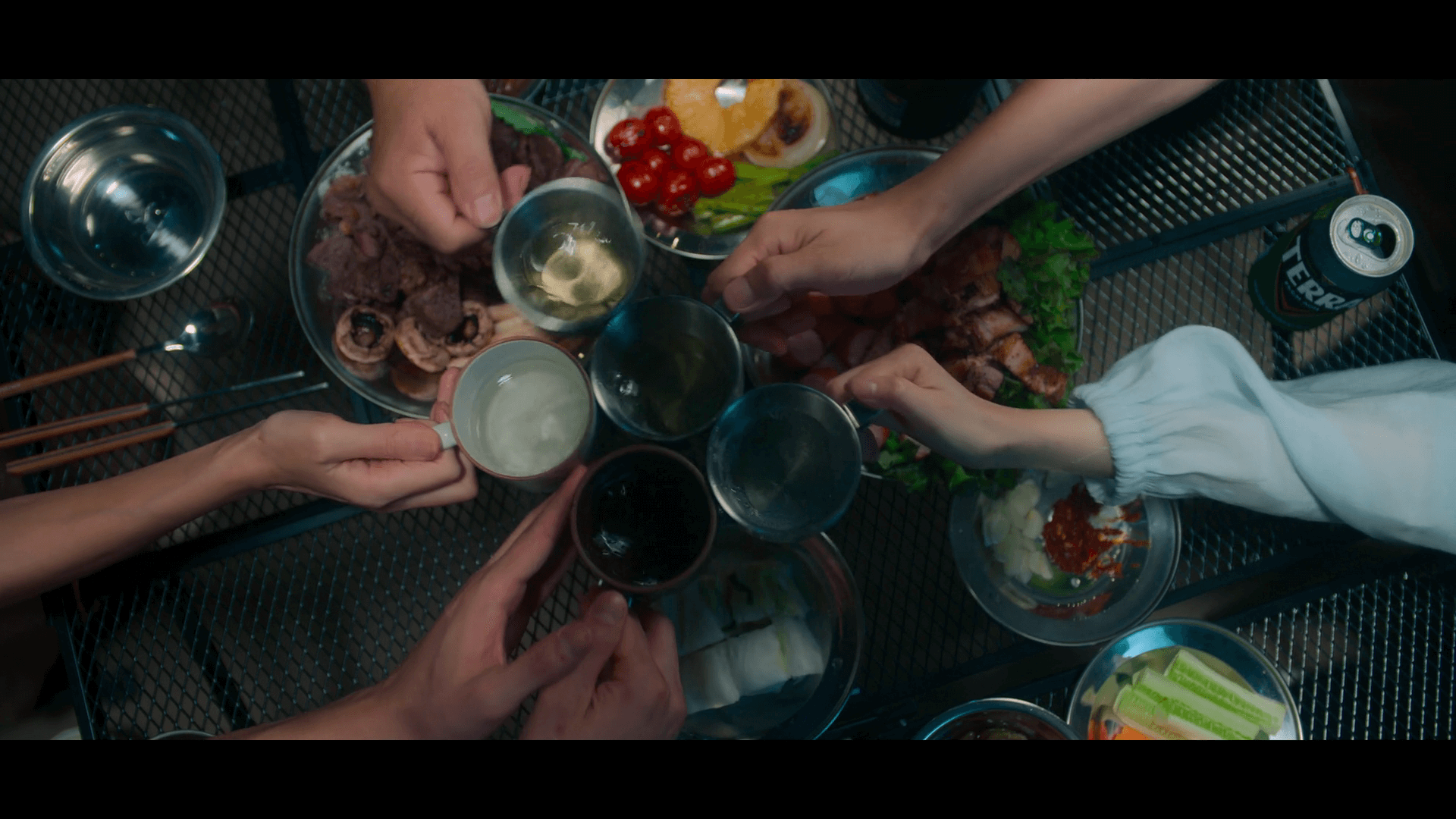 넷플릭스 드라마 '멜로무비' 10화 - 함께 야외에서 저녁을 먹는 고겸과 무비 가족 그리고 친구들