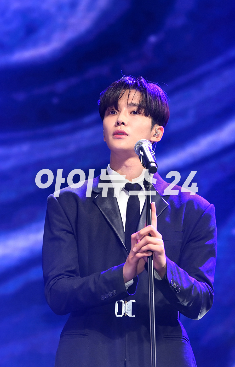 그룹 SF9(에스에프나인) 로운이 9일 오후 서울 광장동 예스24 라이브홀에서 진행된 미니 12집 '더 피스 오브 나인(THE PIECE OF9)' 쇼케이스에서 멋진 무대를 선보이고 있다. [사진=정소희 기자]