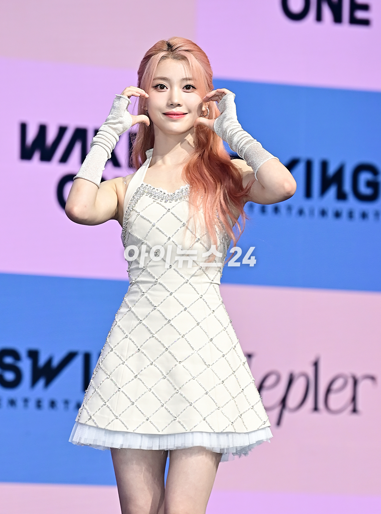 걸그룹 케플러(Kep1er) 샤오팅이 25일 오후 서울 광진구 예스24 라이브홀에서 열린 다섯 번째 미니앨범 &#39;Magic Hour&#39; 쇼케이스에서 포토타임을 갖고 있다. [사진=곽영래 기자]
