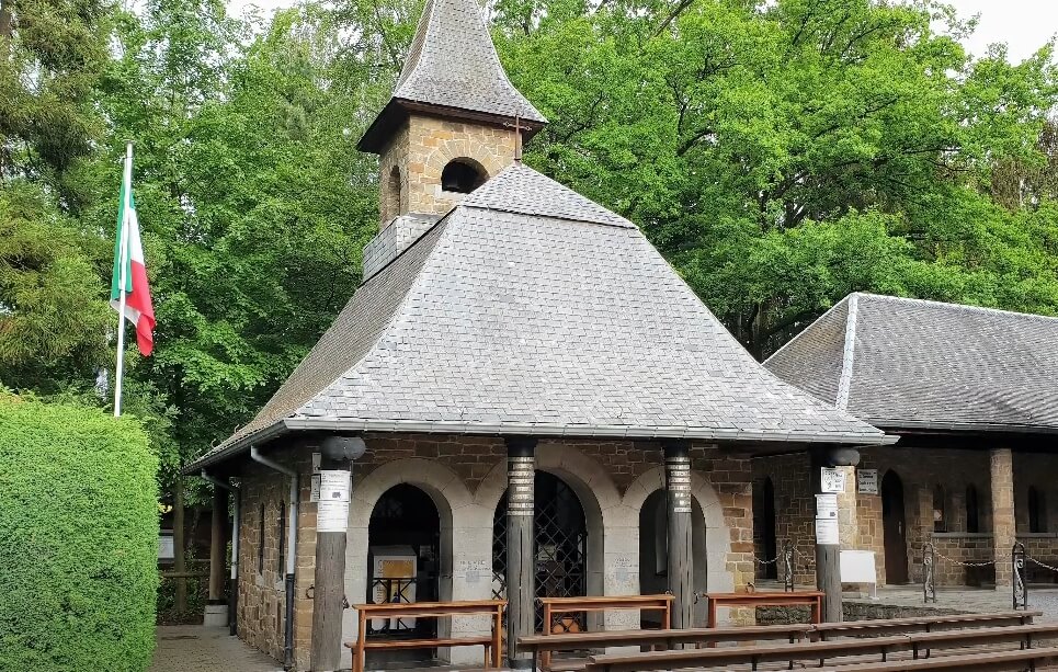 성모님께서 발현하신 곳에 세원진 작은 성당