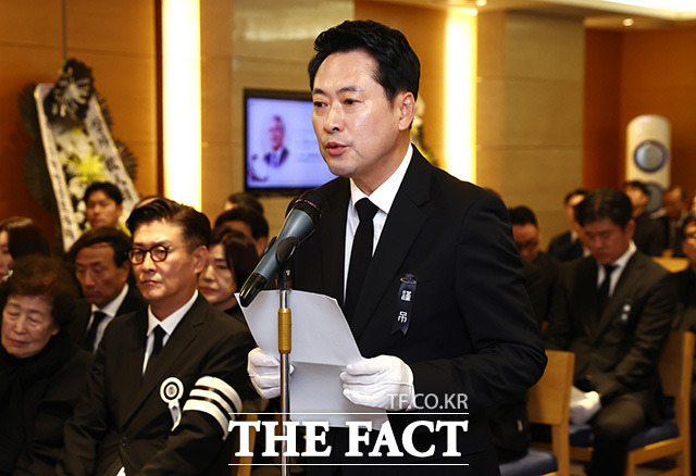 최형우 전 장관 영결식 헌화와 묵념 장면