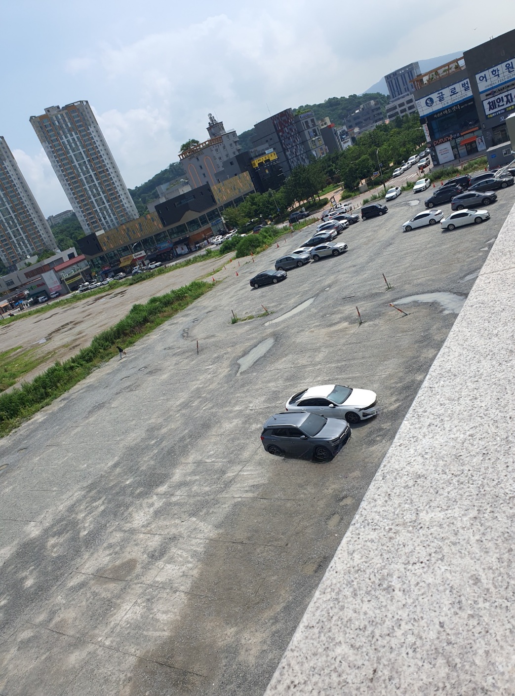 넓은-나대지를-활용한-주차장입니다.