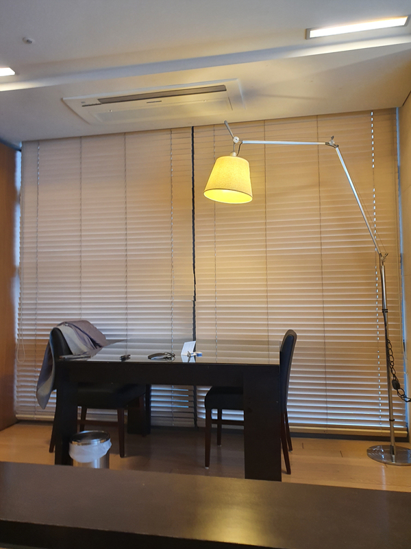 측면에서-본-식탁과-조명