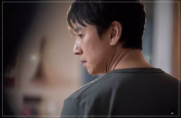 영화-잠-표정을-알-수-없는-현수