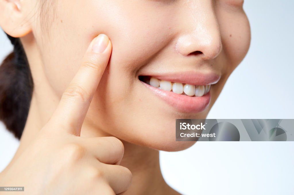 깨끗한 피부의 여성