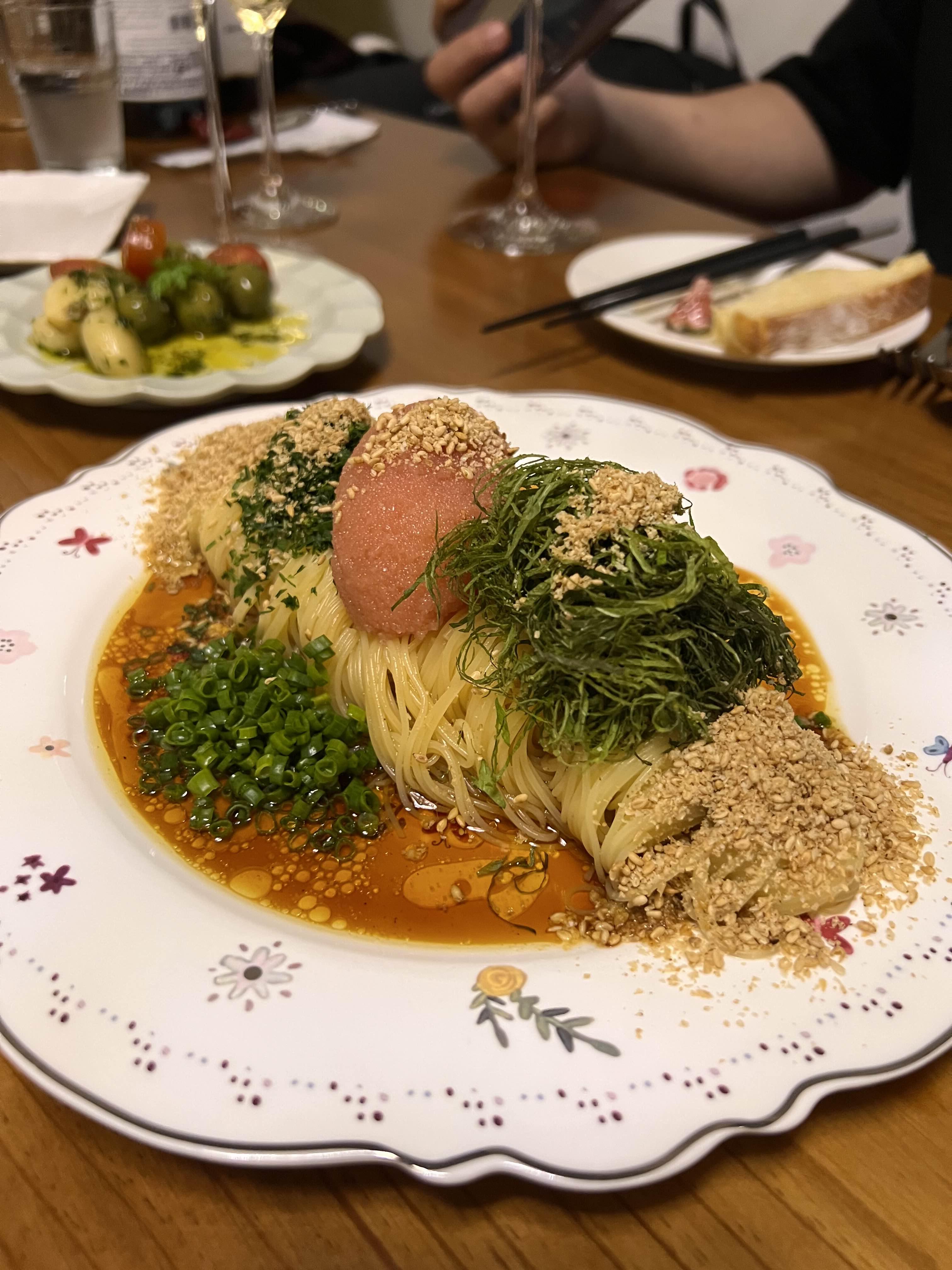 얇은 카펠리니면을 들기름, 깨소금, 저염 명란, 시소잎, 이태리 파슬리와 함께 비벼 먹는 메뉴.