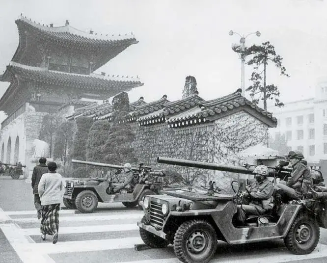 좌-12.13 광화문에 쿠데타군