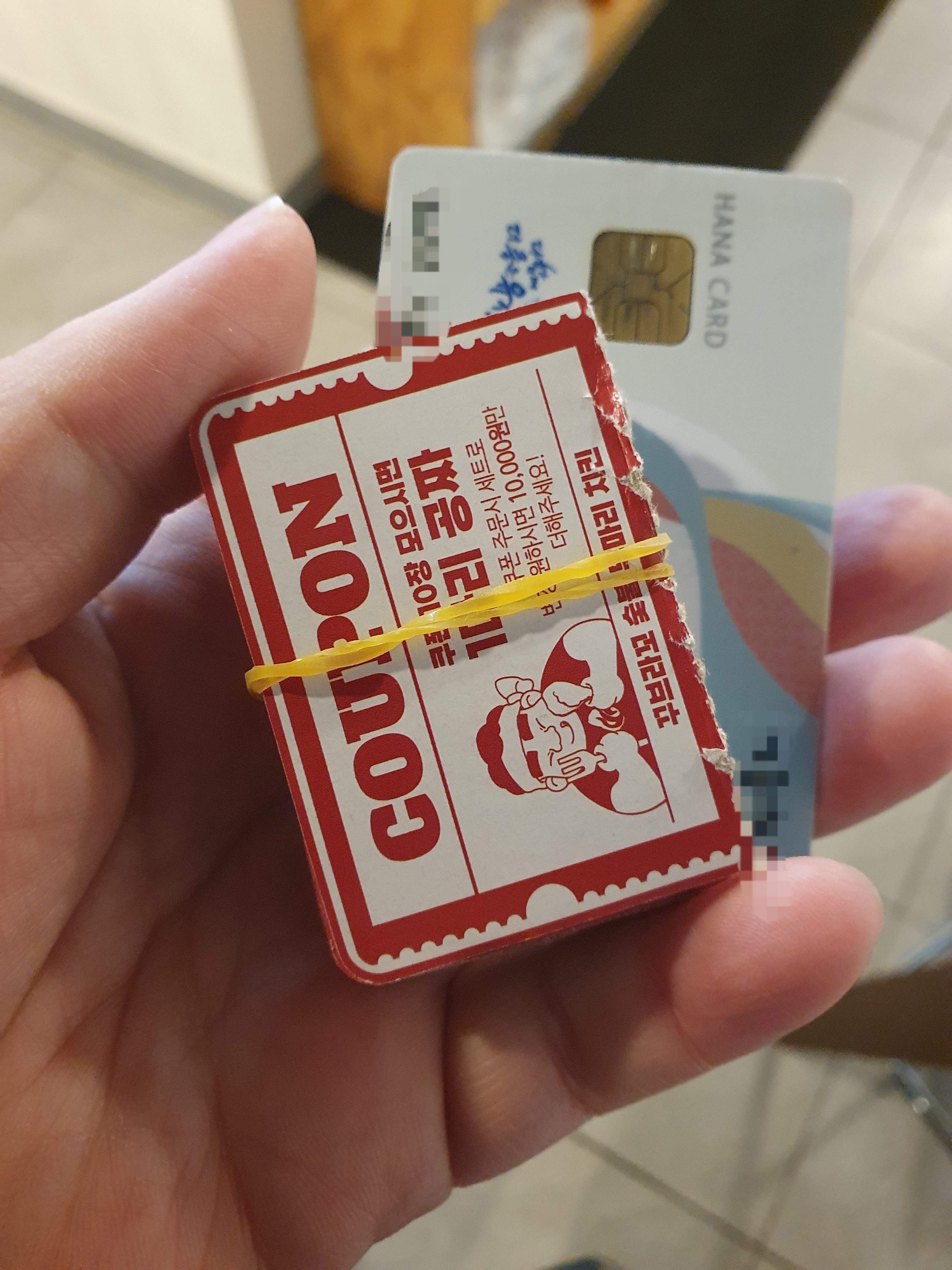 꾸브라꼬 치킨 쿠폰 2마리 세트에서만 1장씩 획득 가능함.