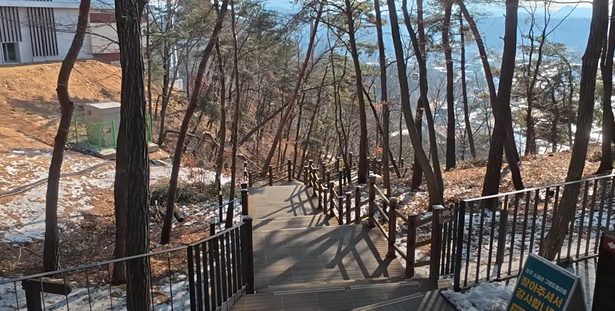 만약에 케이블카를 타지않으신다면 이 500개가 넘는 계단을 밟으며 올라오셔야 합니다. 개인기량에 따라 시간이 다르기에 따로 알려 드리지 못한 점 양해 부탁드리겠습니다.