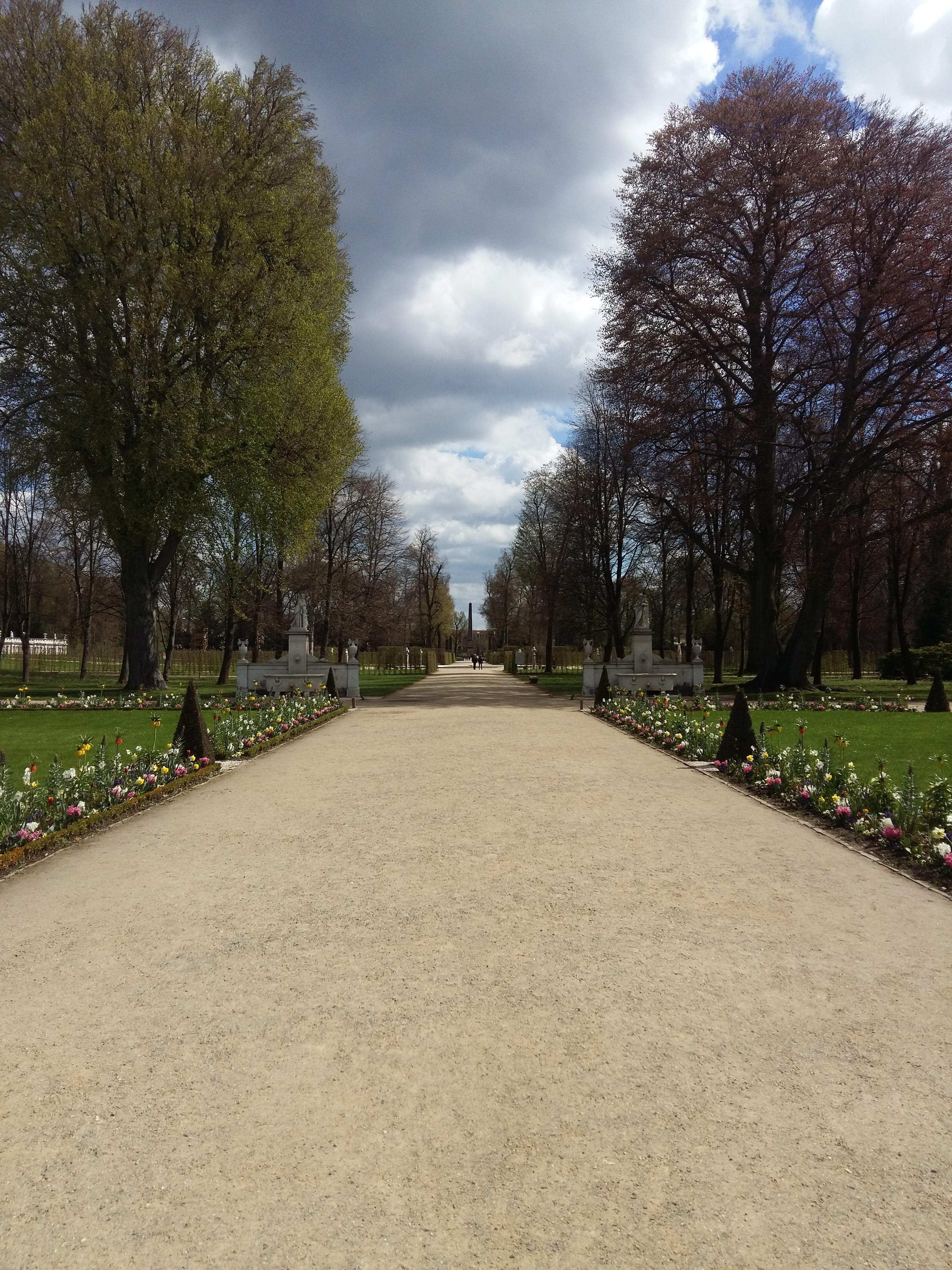 독일 포츠담 상수시 궁전에서 내려와 바라본 오벨리스크 방향 왼쪽길