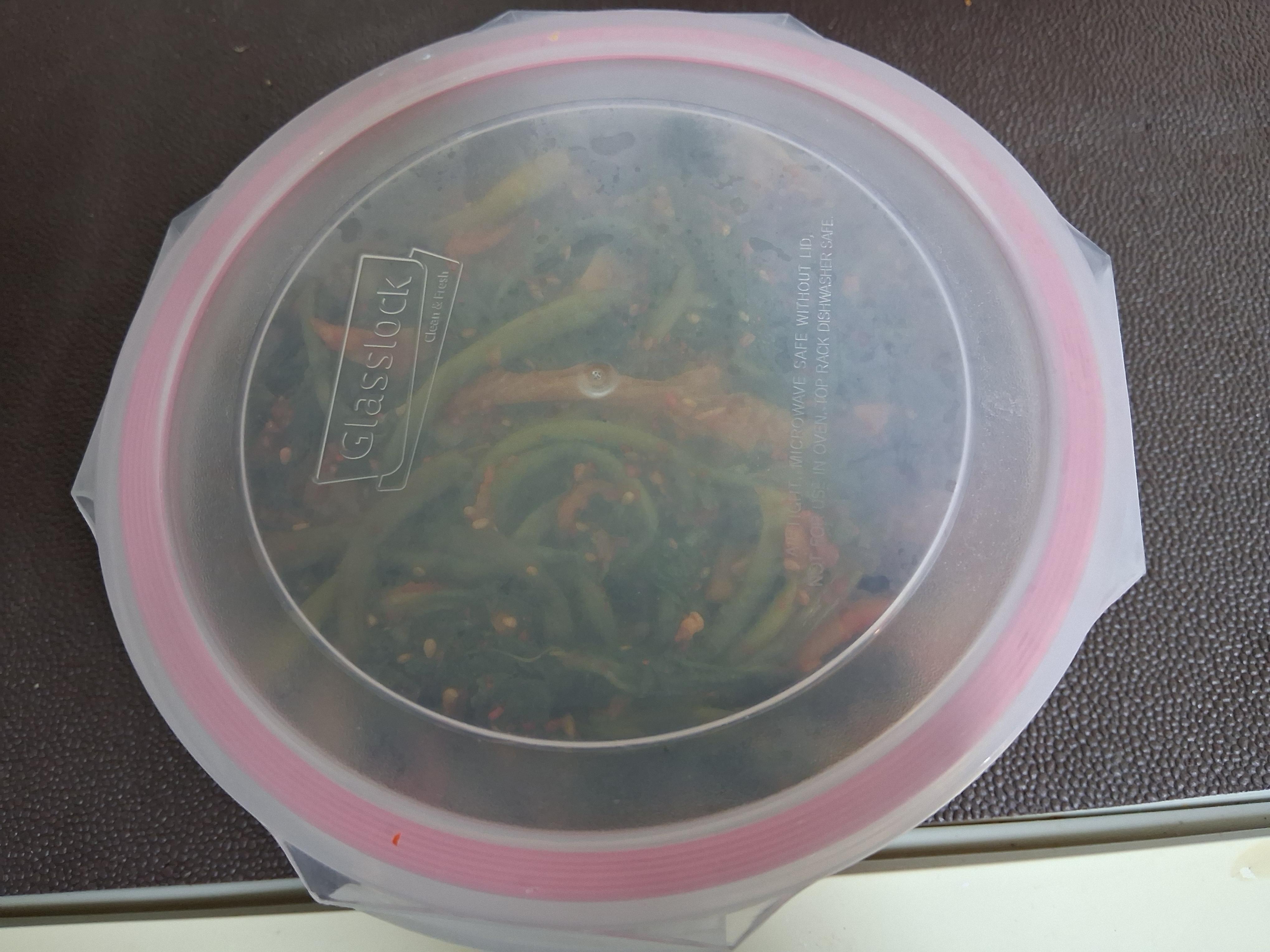 소량으로 구매해 용기에 담아 보관한 김치