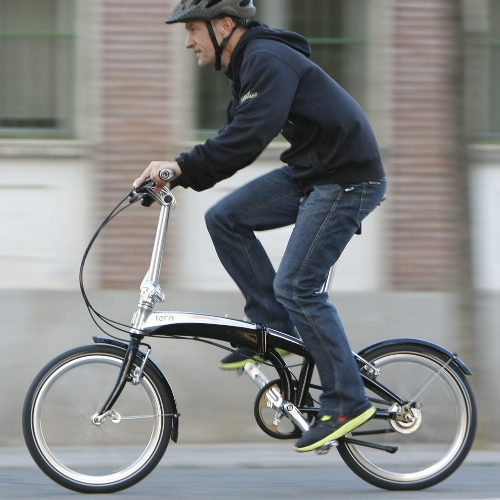 지하철 역사에서 접이식 자전거를 들고 이동하는 출퇴근 라이더 모습