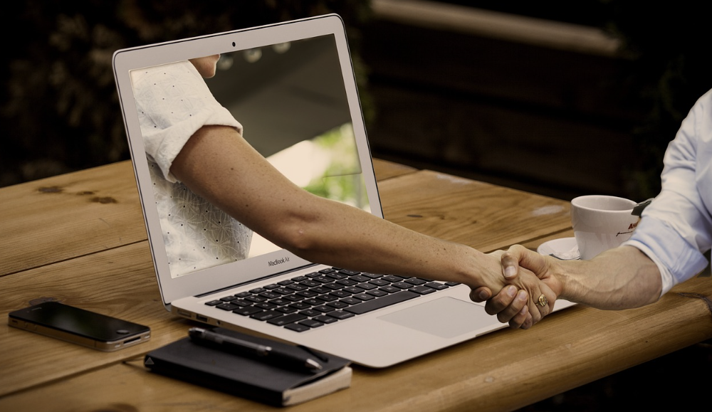 친구의 동업 제안에 기준을 만드는 이미지