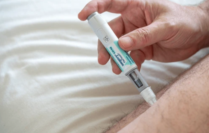 위고비를 주사하눈 모습