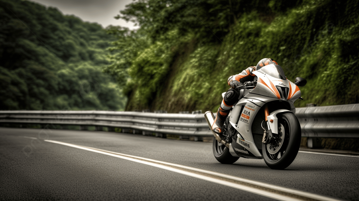 정비된 오토바이로 숲 길을 질주하는 멋진 모습