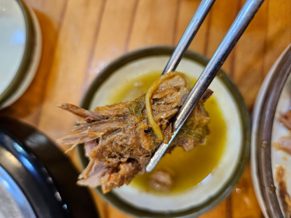 고기를 소스에 찍다