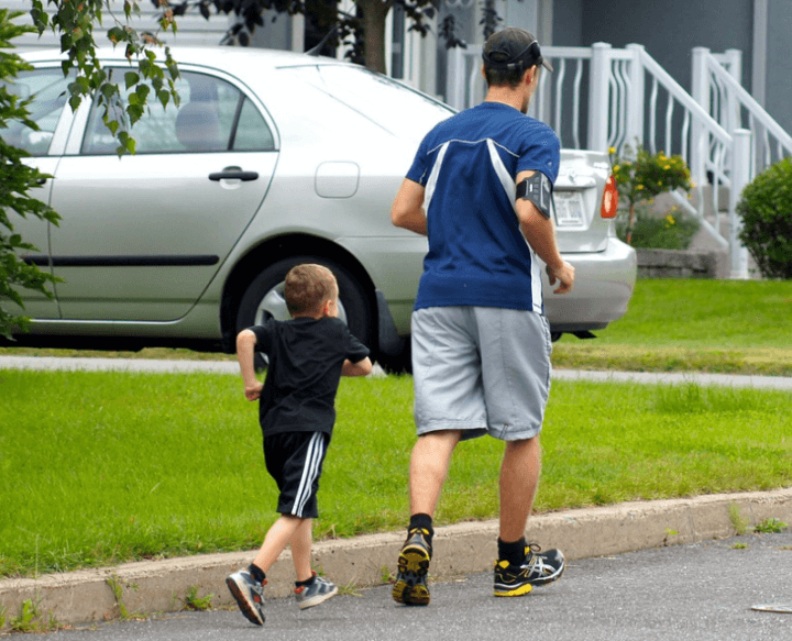 주택가에서-아이와-러닝하는-사진