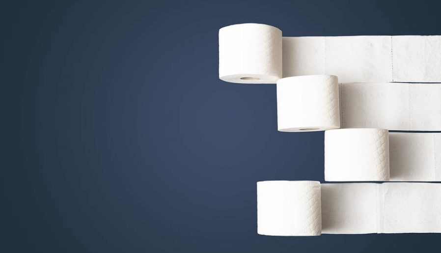 두루마리 화장지 네개가 굴러가고 있다