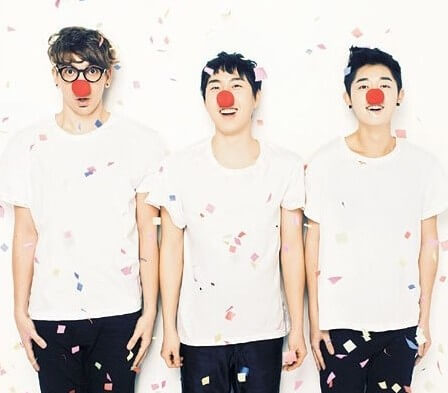 버스커-버스커-메버들이-코주부-변장을-하고-하얀-반팔티에-검은-바지를-입고-나란히-서-있는-사진