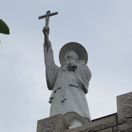 사진은 제기동성당에 있는 성 김대건 안드레아 신부 석상입니다. 성 김대건 안드레아 신부는 이 땅의 거룩한 첫번째 사제이지요.