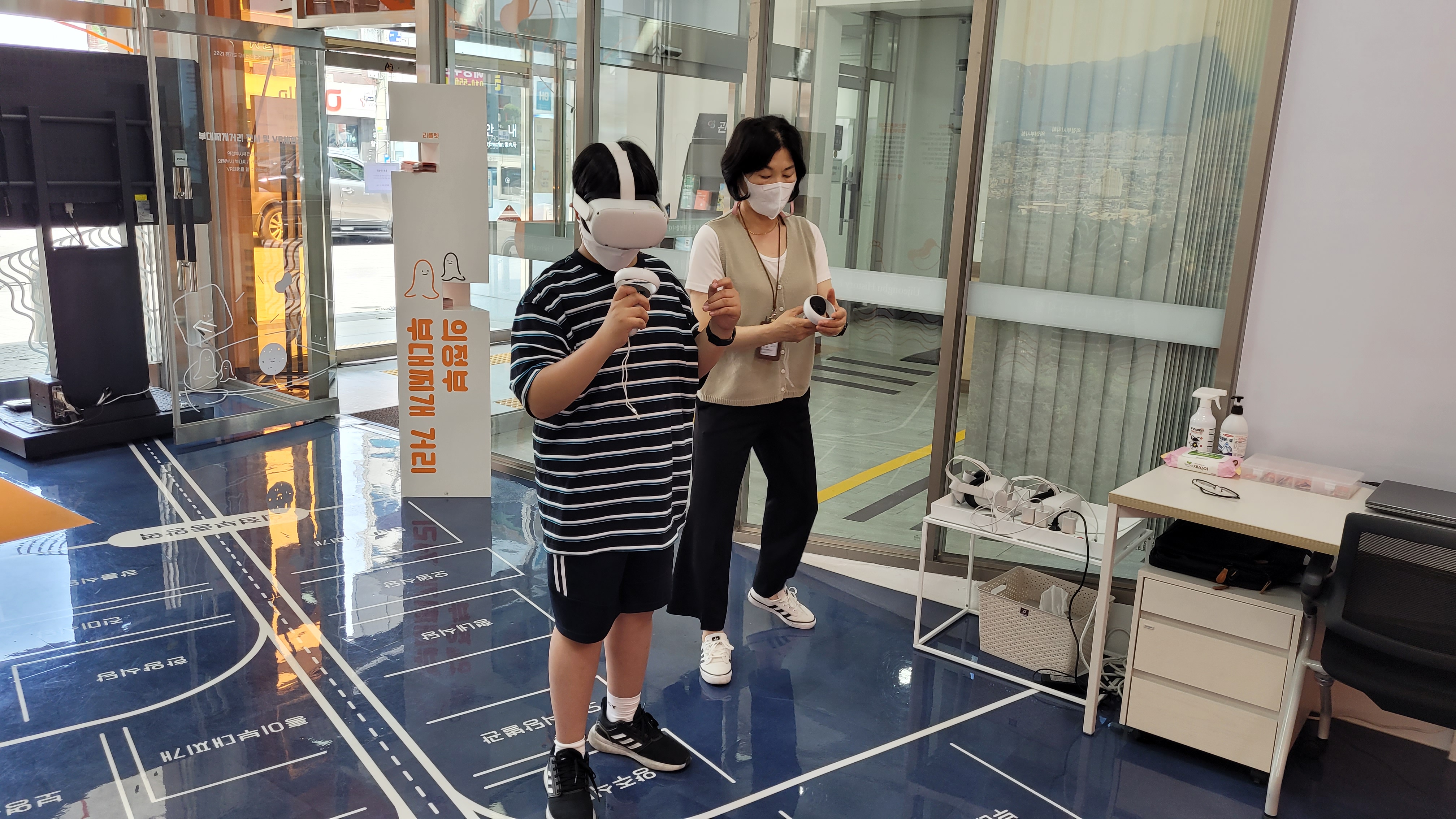 VR 기기를 착용하고 조작 연습중인 아들