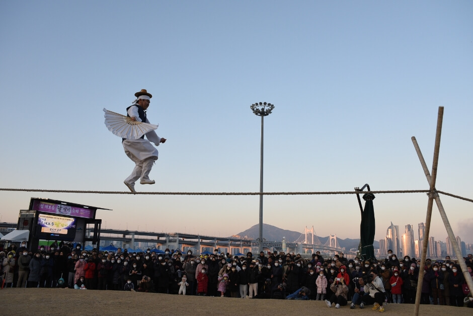 민속놀이&amp;#44;외줄타기&amp;#44;소원빌기-한국관광공사 출저