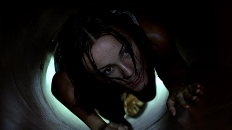 세탁물 통로에서 호랑이로부터 도망가는 켈리