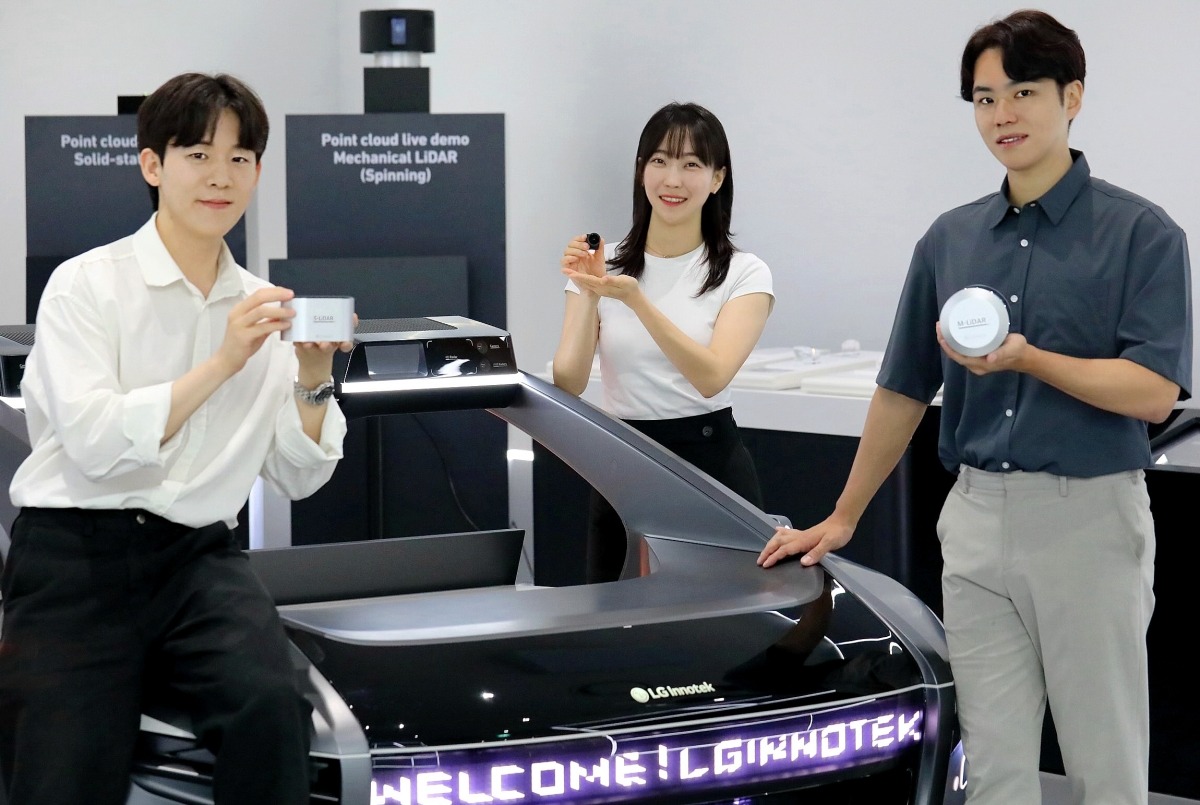 LG이노텍 임직원들이 차량 센싱 솔루션 핵심 부품인 ‘고성능 LiDAR’(왼쪽·오른쪽) 및 ‘고성능 히팅 카메라 모듈’(가운데)을 선보이고 있다.