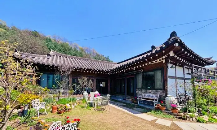 김영철의 동네 한 바퀴 한옥에서 즐기는 밥상위에 피운 화사한 꽃 가득 국수 한그릇 꽃국수 양평 옥천 맛집 소개