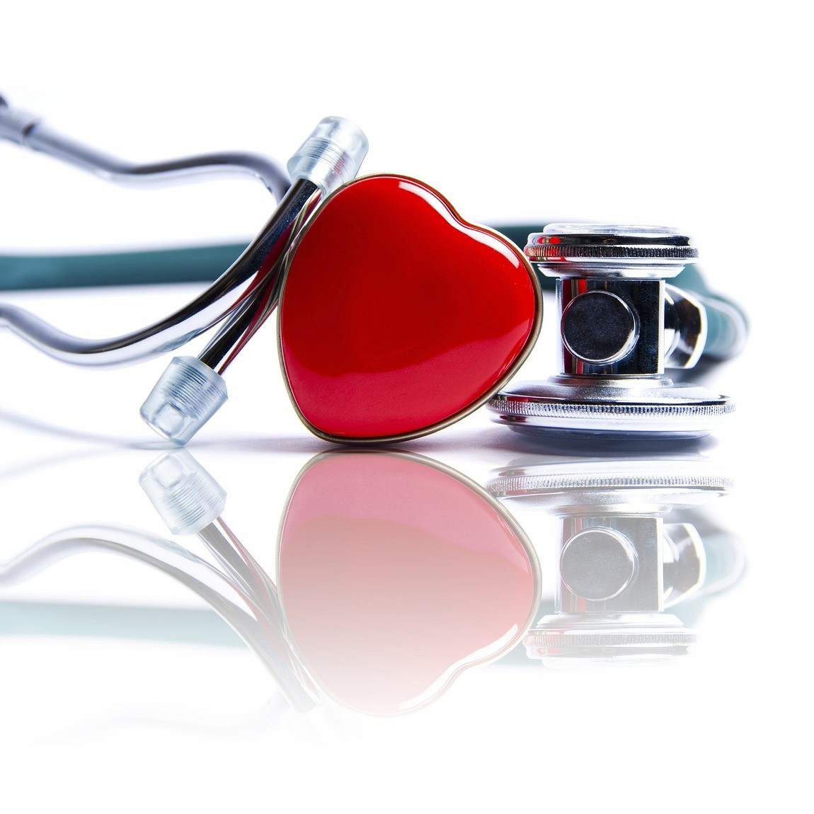 CoQ10(코엔자임 큐10)이 심장에 좋다는 것을 표현하기 위한 청진기와 빨간색 하트 장식 사진