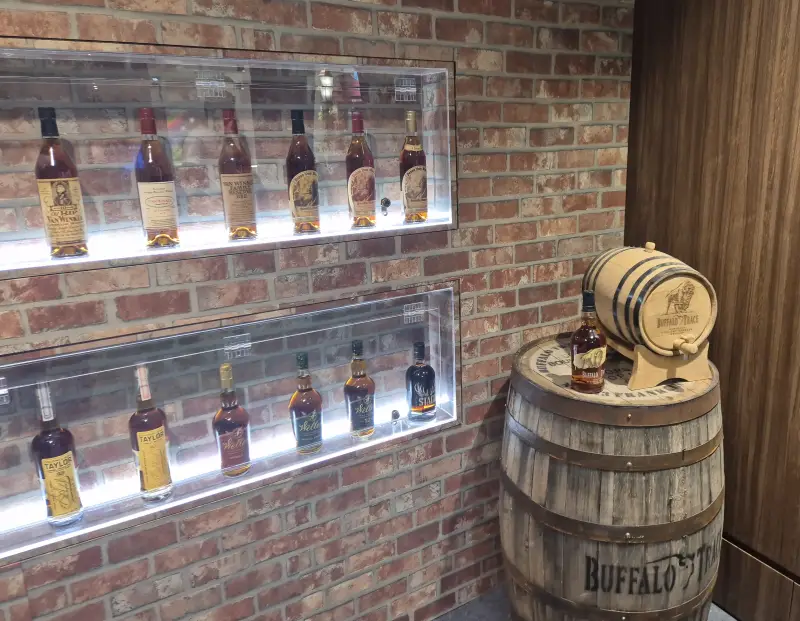 팝업스토어 내부 병 진열