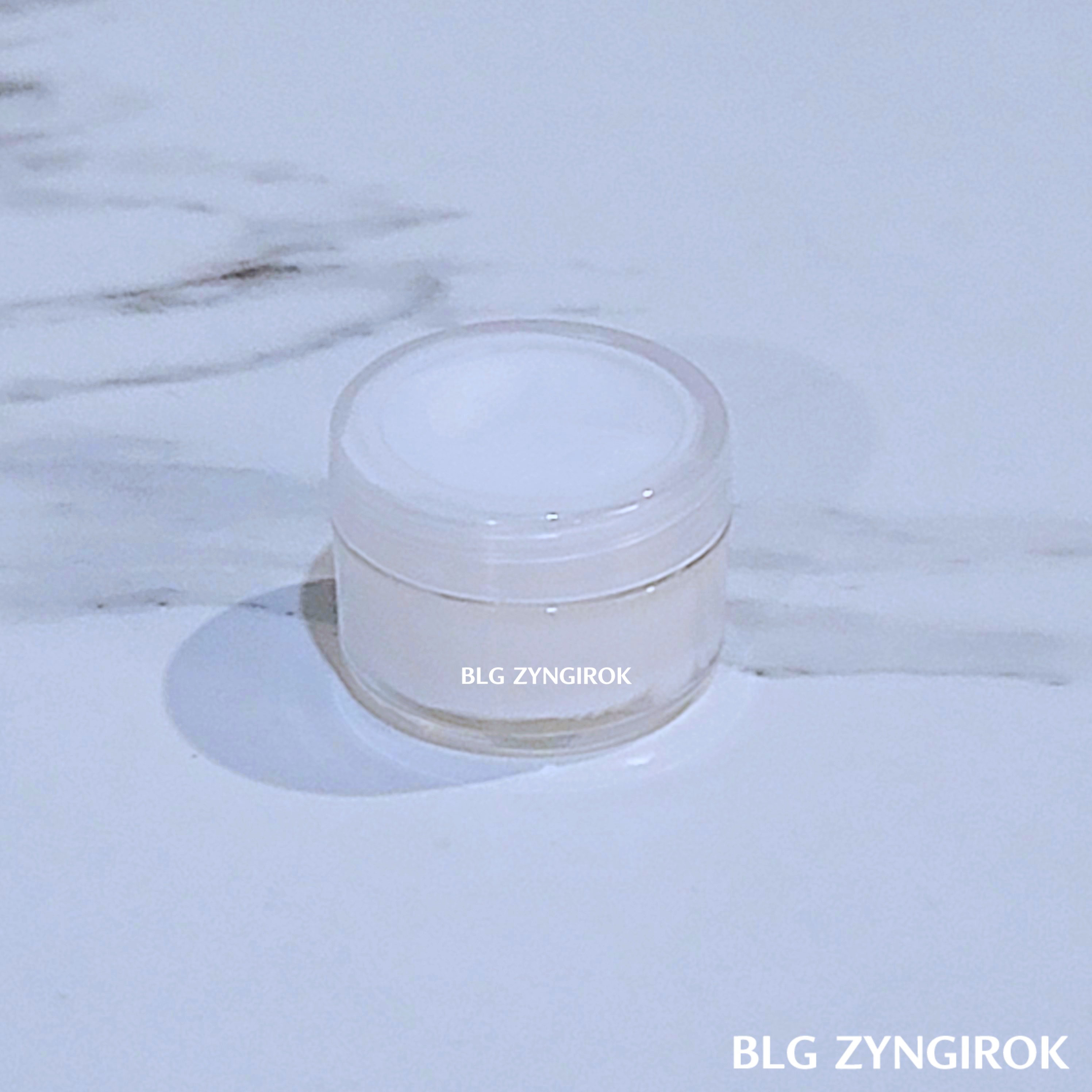 다이소 크림 용기에 담은 니베아 크림 모습이다.