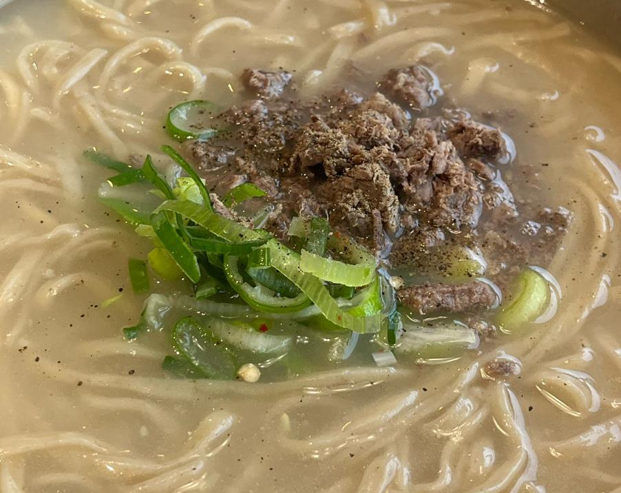 파와 고기 고명이 올라간 오늘N 안동국시