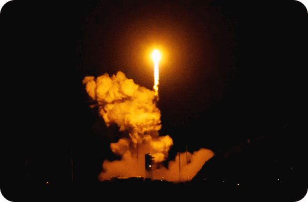 [여수=뉴시스] 황준선 기자 = 한국형 발사체 누리호가 27일 새벽 전남 고흥군 나로우주센터에서 발사되고 있다. 민간 기업인 한화에어로스페이스가 기술 이전을 통해 발사체 제작 전 과정을 주관한 누리호 4호기는 오로라·대기광 관측과 우주 자기장·플라스마 측정 등을 위한 위성 13기가 탑재됐다. 2025.11.27.